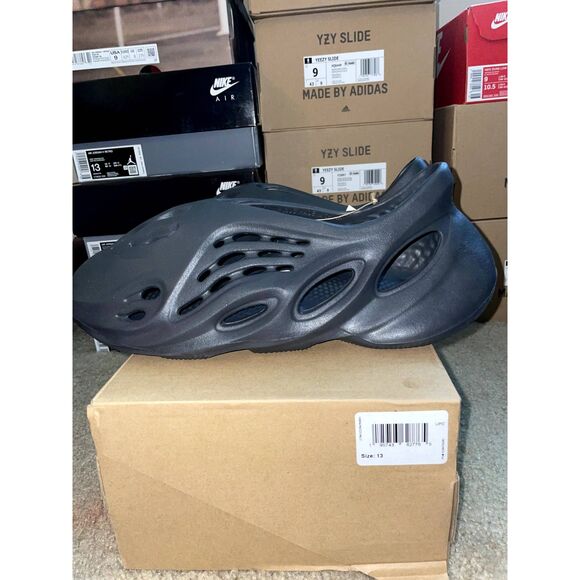 Adidas Yeezy Foam RNR Onyx - Picture 8 of 12